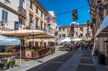 Bahar sabahı eski Alghero şehir içinde kalabalık Civic kare görünümü