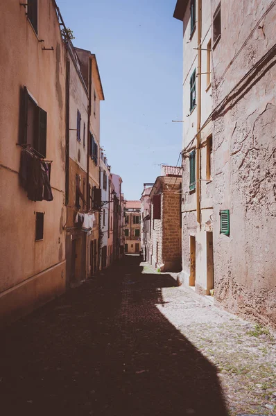 Hermoso Callejón Del Casco Antiguo Alghero Cerdeña Italia — Foto de Stock