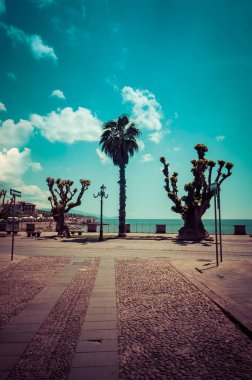 Alghero - bahar güneşli bir Sardunya surlar üzerinde yaya bölgesi