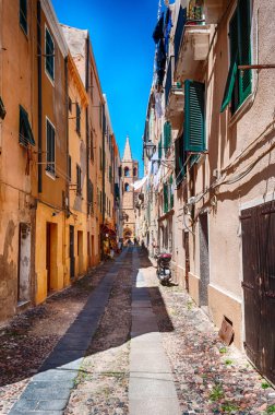 Katedral Alghero'da tertemiz Santa Maria görünümünde güneşli bir gün