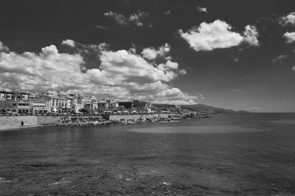 阿尔盖罗市的兰斯普 撒丁岛在一个阳光明媚和多云的春天在黑色和白色的日子 — 图库照片