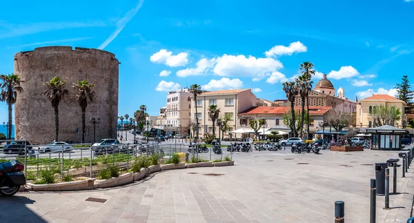 Alghero'da - bahar güneşli bir Sardunya Sulis Tower yakınındaki surlar üzerinde yaya bölgesi