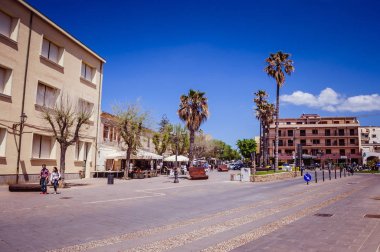 Alghero - bahar güneşli bir Sardunya surlar üzerinde yaya bölgesi