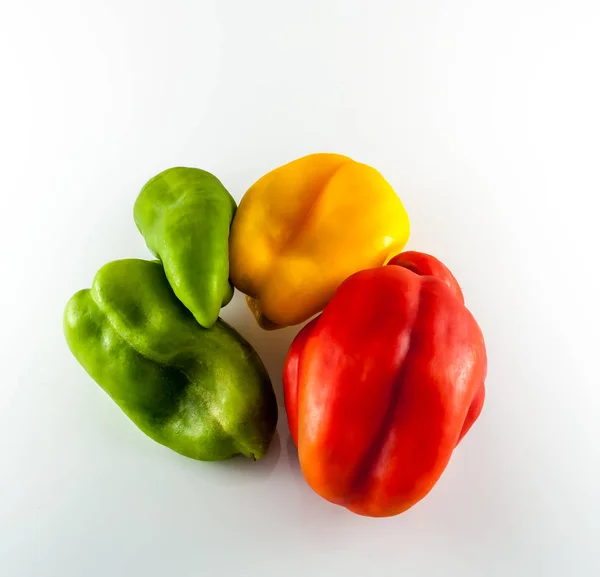 Pimientos Verdes Amarillos Rojos Aislados Sobre Fondo Blanco — Foto de Stock