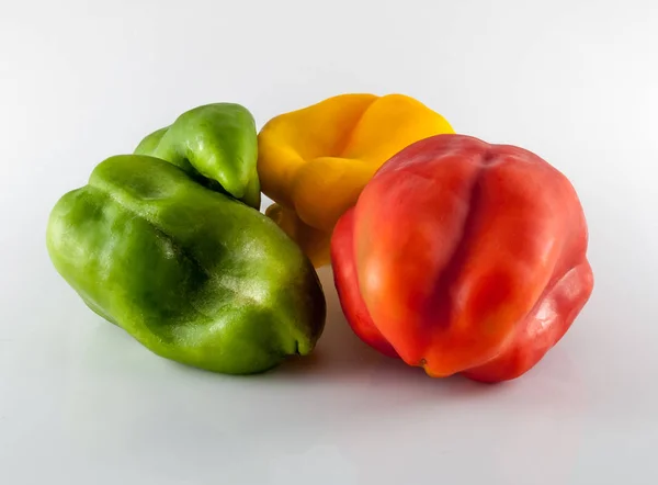 Pimientos Verdes Amarillos Rojos Aislados Sobre Fondo Blanco — Foto de Stock