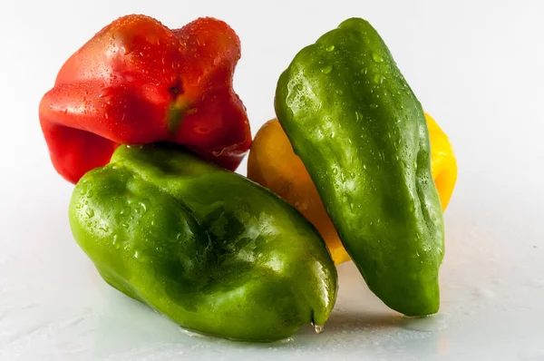 Pimientos Verdes Amarillos Rojos Aislados Sobre Fondo Blanco — Foto de Stock