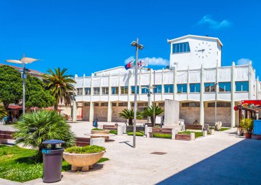 Umberto ilk Meydanı (Piazza Umberto ı) içinde şehir, Porto Torres, Sardunya, bahar güneşli bir gün