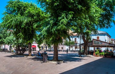 Garibaldi - Porto Torres, Sardunya, Via Garibaldi Meydanı'nda bahar güneşli bir gün