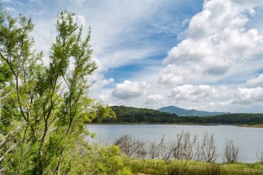 Lake Baratz, manzara Porto Ferro plaja yakın, Sardunya, bulutlu bir günde bahar