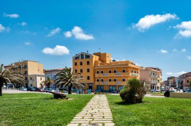 antik limanı Porto Torres üzerinde bahar güneşli bir günde toplar.