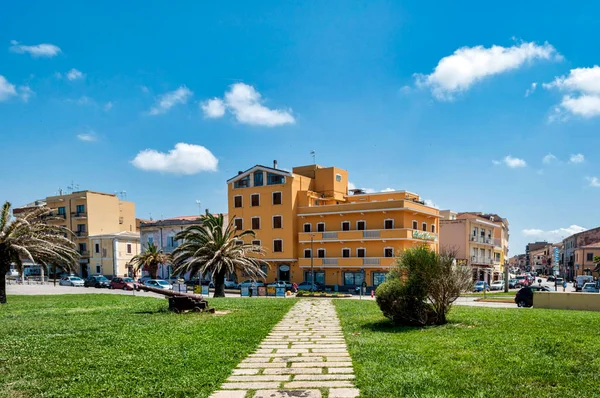 antik limanı Porto Torres üzerinde bahar güneşli bir günde toplar.