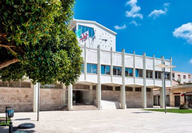 Umberto ilk Meydanı (Piazza Umberto ı) içinde şehir, Porto Torres, Sardunya, bahar güneşli bir gün