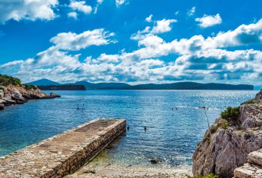 Sardinya Dragunara Koyu'nda yaz güneşli bir görünümünü