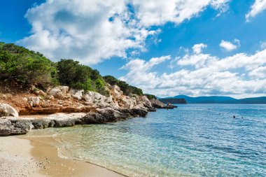 Sardinya Dragunara Koyu'nda yaz güneşli bir görünümünü