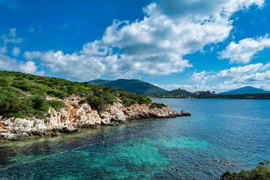 Sardinya Dragunara Koyu'nda yaz güneşli bir görünümünü