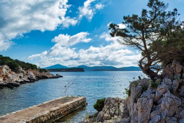 Sardinya Dragunara Koyu'nda yaz güneşli bir görünümünü
