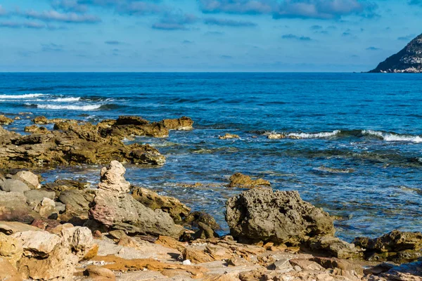 Sardunyalı sahil ve plaj Porto Ferro yaz bulutlu sabah görünümü