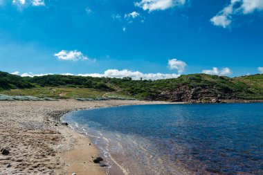 Sardunyalı sahil ve plaj Porticciolo - Alghero - yaz bulutlu sabah görünümü