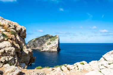 Güneşli bir yaz Sardunya kıyılarında Foradada ada manzara