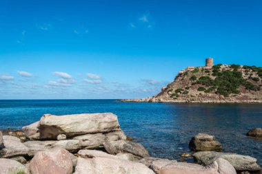 Sardunyalı sahil ve plaj Porticciolo - Alghero - yaz bulutlu sabah görünümü