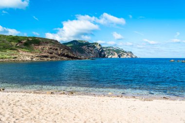 Sardunyalı sahil ve plaj Porticciolo - Alghero - yaz bulutlu sabah görünümü