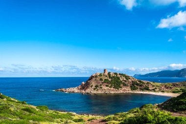Sardunyalı sahil ve plaj Porticciolo - Alghero - yaz bulutlu sabah görünümü
