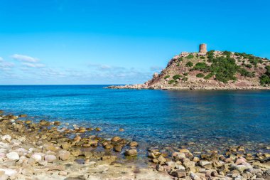 Sardunyalı sahil ve plaj Porticciolo - Alghero - yaz bulutlu sabah görünümü