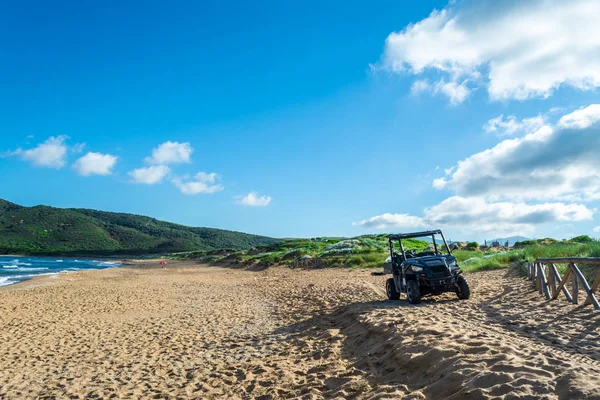 Siyah dört üzerinde Sardunyalı beach, Porto Ferro yaz bulutlu bir sabah