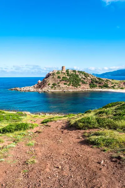 Sardunyalı sahil ve plaj Porticciolo - Alghero - yaz bulutlu sabah görünümü