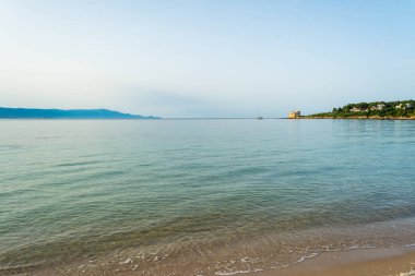Sardunyalı beach, Lazzaretto, şehir Alghero, sabahın erken saatlerinde yakınındaki görünümünü