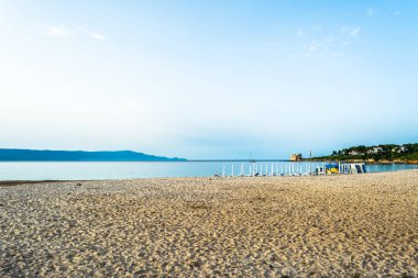 Sardunyalı beach, Lazzaretto, şehir Alghero, sabahın erken saatlerinde yakınındaki görünümünü