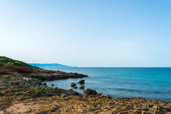 มมองของชายหาดซาร ยของ Bombarde ใกล Alghero ในตอนเช าของฤด — ภาพถ่ายสต็อก