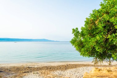 Sardunyalı beach, Lazzaretto, şehir Alghero, sabahın erken saatlerinde yakınındaki görünümünü