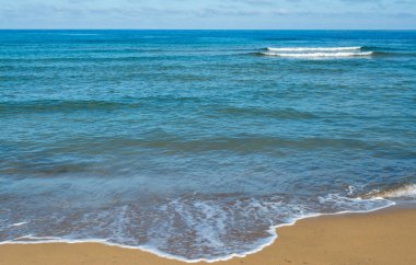 Sardunyalı sahil ve plaj Porto Ferro yaz bulutlu sabah görünümü