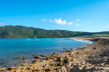 Sardunyalı sahil ve plaj Porto Ferro yaz bulutlu sabah görünümü