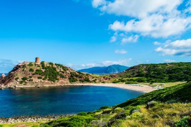 Sardunyalı sahil ve plaj Porticciolo - Alghero - yaz bulutlu sabah görünümü