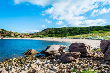 Sardunyalı sahil ve plaj Porticciolo - Alghero - yaz bulutlu sabah görünümü