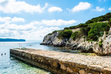 Sardinya Dragunara Koyu'nda yaz güneşli bir görünümünü