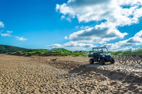 Quad Negro Playa Sarda Porto Ferro Una Mañana Nublada Verano —  Fotos de Stock