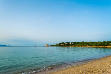 Sardunyalı beach, Lazzaretto, şehir Alghero, sabahın erken saatlerinde yakınındaki görünümünü