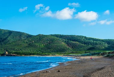 Sardunyalı sahil ve plaj Porto Ferro yaz bulutlu sabah görünümü