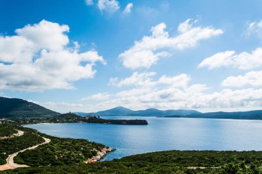 Manzara, Sardunyalı sahil, Capo Caccia güneşli bir günde yaz