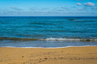 Sardunyalı sahil ve plaj Porto Ferro yaz bulutlu sabah görünümü