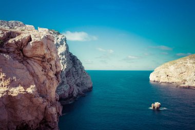Güneşli bir yaz Sardunya kıyılarında Foradada ada manzara