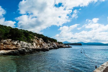 Sardinya Dragunara Koyu'nda yaz güneşli bir görünümünü