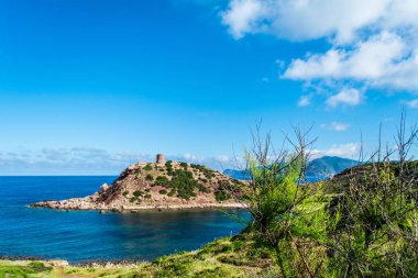 Sardunyalı sahil ve plaj Porticciolo - Alghero - yaz bulutlu sabah görünümü