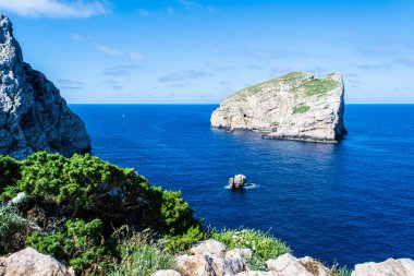 Güneşli bir yaz Sardunya kıyılarında Foradada ada manzara