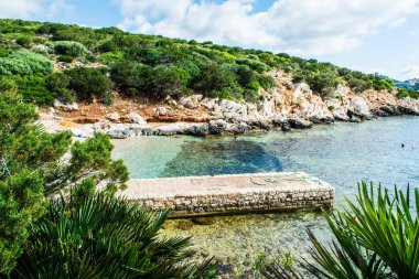 Sardinya Dragunara Koyu'nda yaz güneşli bir görünümünü