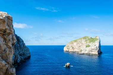 Güneşli bir yaz Sardunya kıyılarında Foradada ada manzara