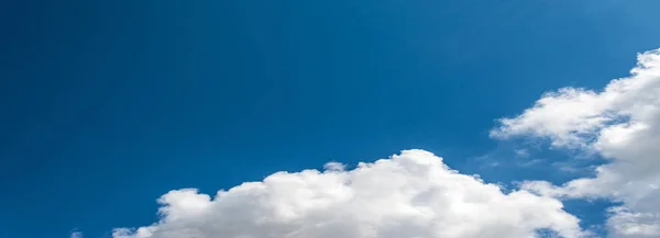 Облака Голубое Небо Солнечный Весенний День — стоковое фото